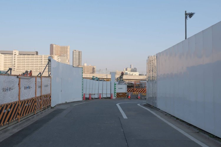 泉岳寺側よりスタート。再開発地区のため道路両サイドは工事用の覆いがされている。2021年2月撮影。