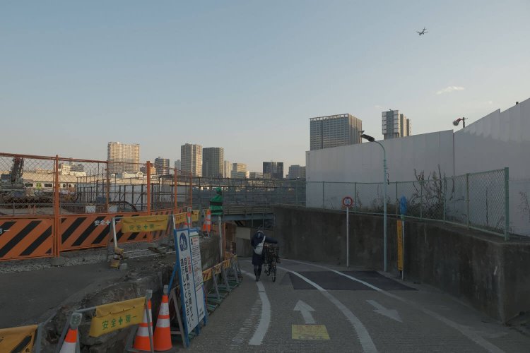 ガードへ潜ろうとしたら頭上を羽田空港へ着陸する旅客機が現れた。2021年2月撮影。