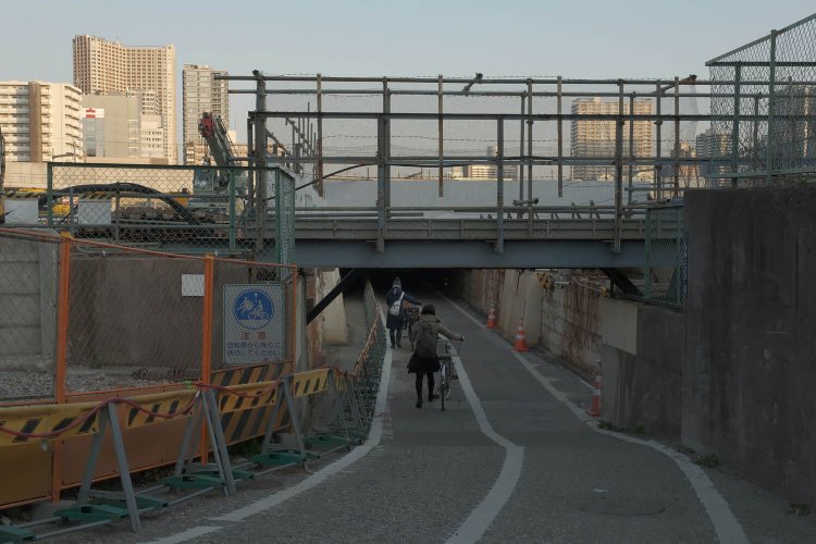 現在の“高輪橋架道橋”の姿。2012年9月撮影とほぼ同アングル。2021年2月撮影。