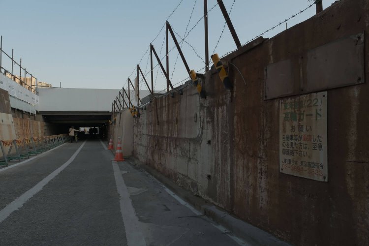 山手線の線路と京浜東北線のオーバークロス高架橋が撤去されて、随分と開放的な空間となった。2021年2月撮影。