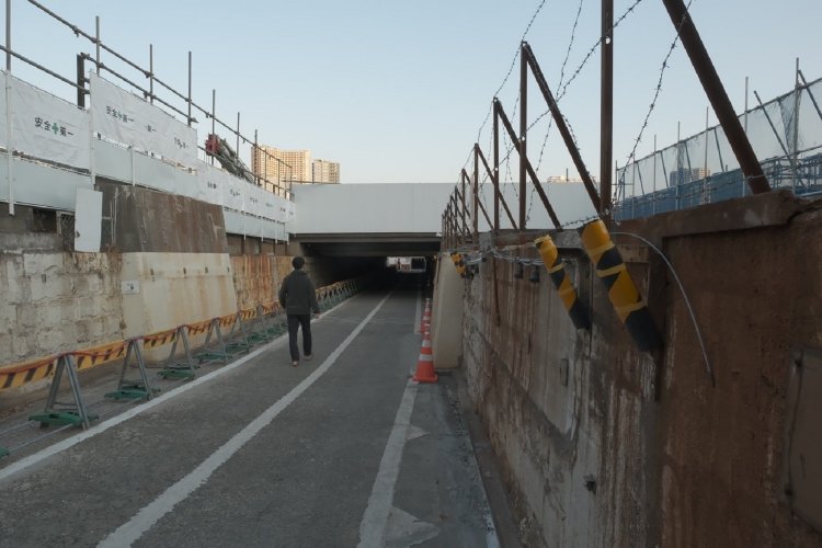 両サイドの橋台は残存している。2021年2月撮影。