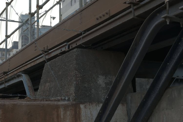 山手線が真上にあったときは気がつかなかったが、古レールで組まれた構造物が露出していた。おそらく線路脇にあった作業用通路の支柱だと思う。2021年2月撮影。