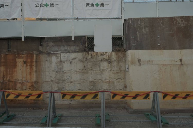 山手線の橋台部分は石垣である。右側のコンクリートは京浜東北線高架橋の橋台。2021年2月撮影。