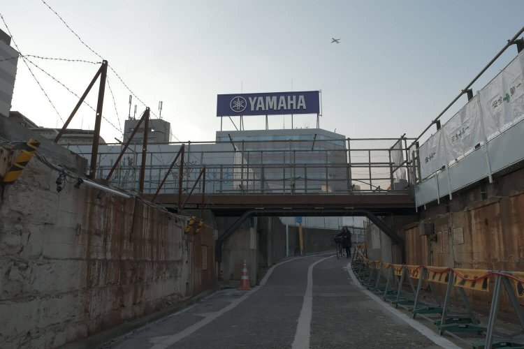 2021年2月の“高輪橋架道橋”の姿。また羽田空港への着陸機が現れた。