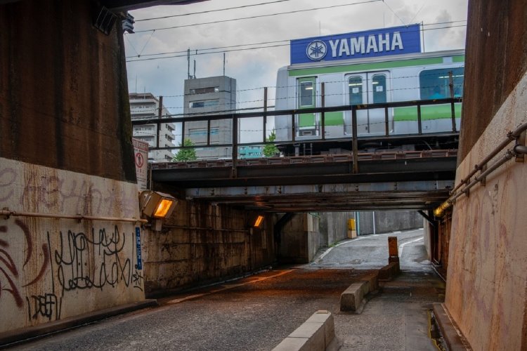 2012年9月の“高輪橋架道橋”の姿。古レール支柱の端の部分が見える。こんなに変化した。変わらないのはYAMAHA看板。