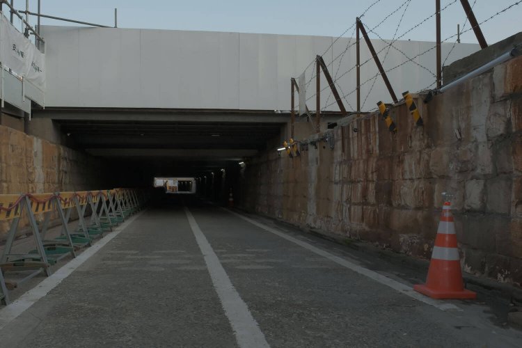 先を進む。この先は車両基地があった。いまは再開発地区で空き地だ。2021年２月撮影。