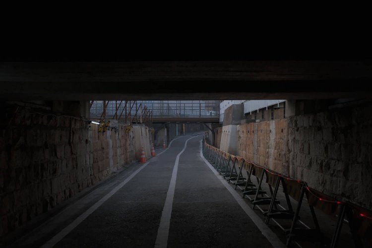 天井がある場所から泉岳寺側を振り返る。2021年2月撮影。