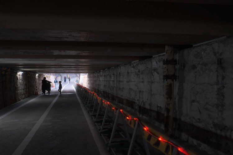 親子連れがいる場所は車道であった。2021年2月撮影。