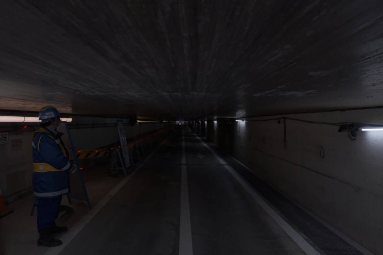 工事中のため警備員が立って警備している。2021年2月撮影。