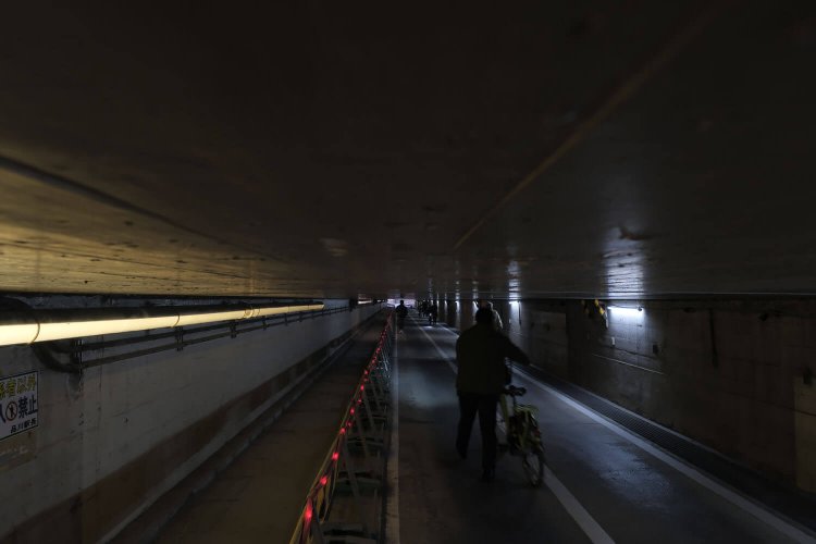 自転車は乗らずに押して歩くことになっている。天井部分には擦った傷が多かった。2021年2月撮影。