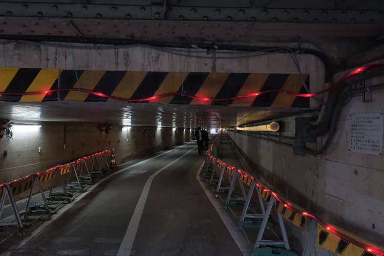 港南側に出る。この付近は車道が無くなった以外あまり変化なし。2021年2月撮影。