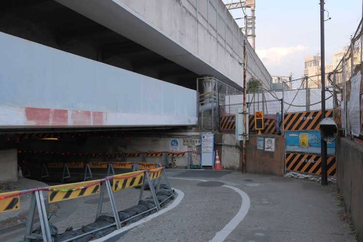 港南側の出入り口。ガードというより洞窟の入り口である。2021年2月撮影。