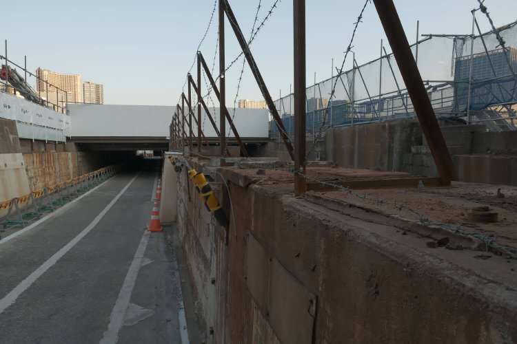 写真中心部の橋台の右側部分が水路となっている。2021年2月撮影。