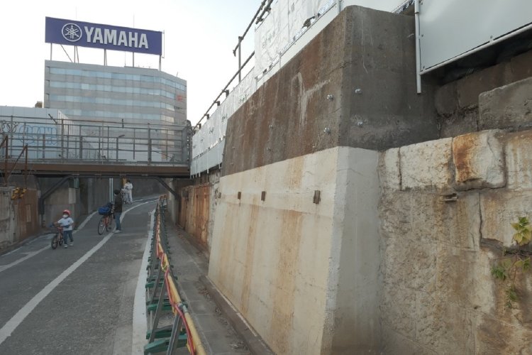 もう一度“高輪橋架道橋”の山手線と京浜東北線の橋台部。写真右の石垣がアヤシイ……。2021年2月撮影。
