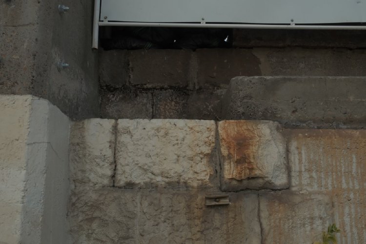 上写真の石垣部分をアップで。うーん、明治初期からの石垣かなぁ？　奥は石垣かブロック塀か判別できない。2021年2月撮影。