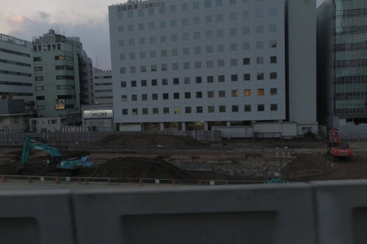 京浜東北線北行の車中から。手前の高架橋の壁付近に石垣がみえる。それが“高輪築堤”の石垣だ。2021年2月撮影。