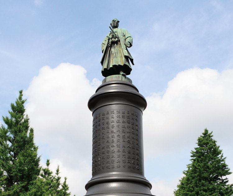 大村益次郎銅像は明治26年（1893）に建てられた西洋形式の記念銅像。