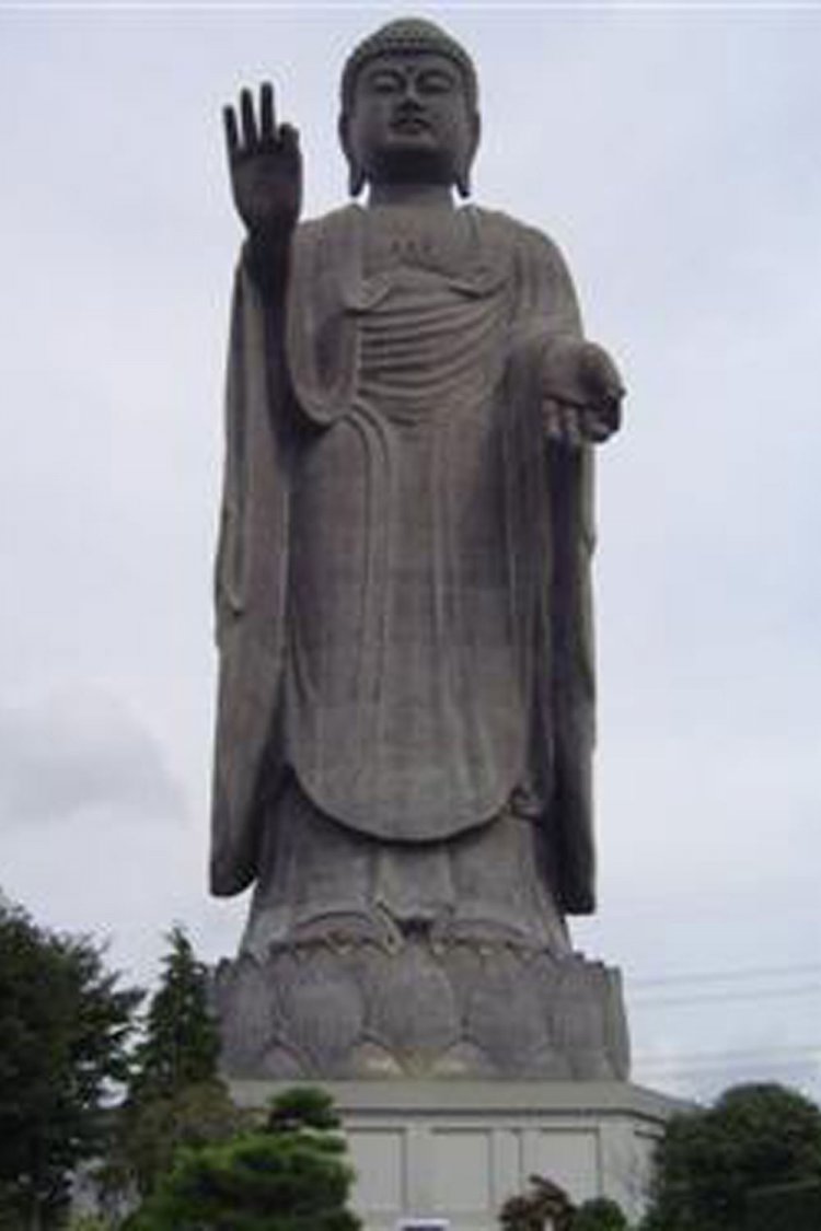 いわずと知れた牛久大仏。手のひらに東大寺の大仏が載るという（2006年）
