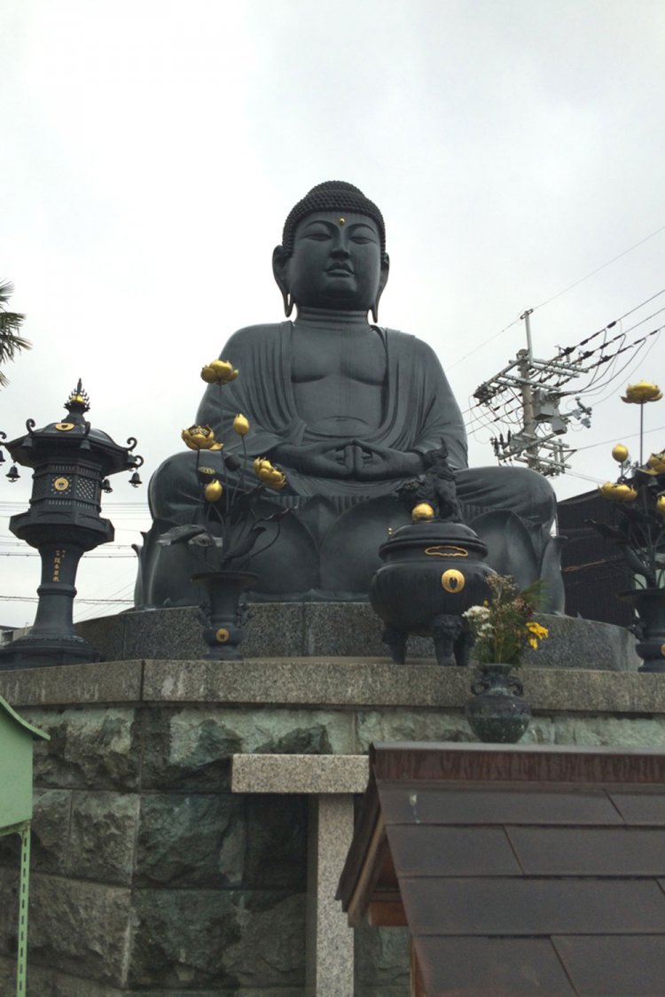 住宅街に突如として現れた石切大仏（2014年）