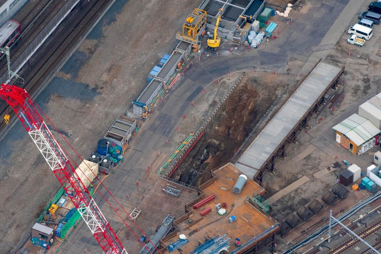 上記写真の発掘現場。層になっている部分に石垣が埋まっている。