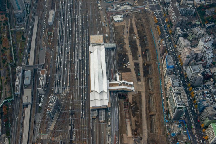 高輪ゲートウェイ駅の隣で発掘作業が進む。令和になって誕生した駅のすぐ隣には日本初の鉄道の遺構が出土されているのだ。この一枚には明治から令和までの鉄道の歴史が凝縮されている。