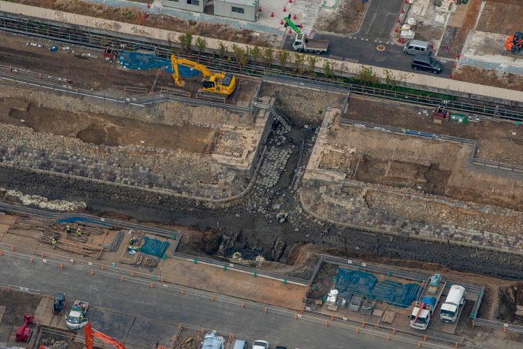 発掘された水路と橋台部分。“第七橋梁”とのこと。