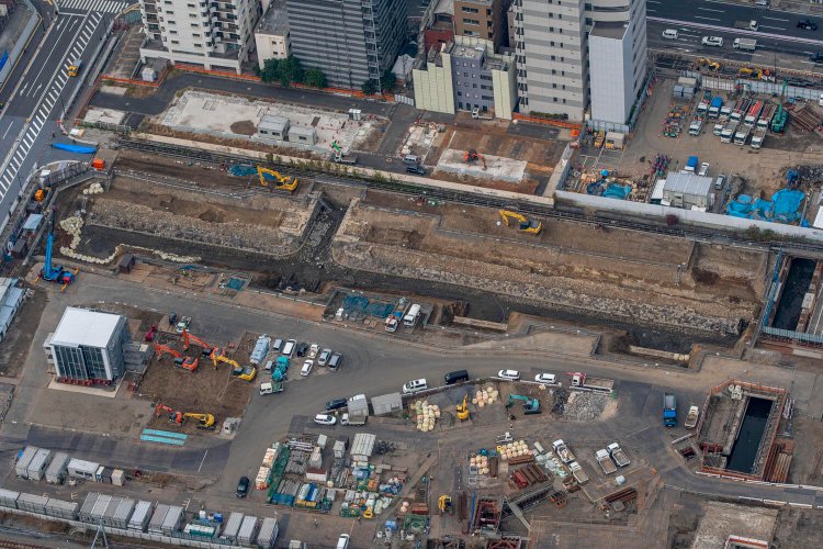 “第七築堤”は高輪ゲートウェイ駅の北側にある。写真右の水路は、今回紹介した“高輪橋架道橋”部分だ。