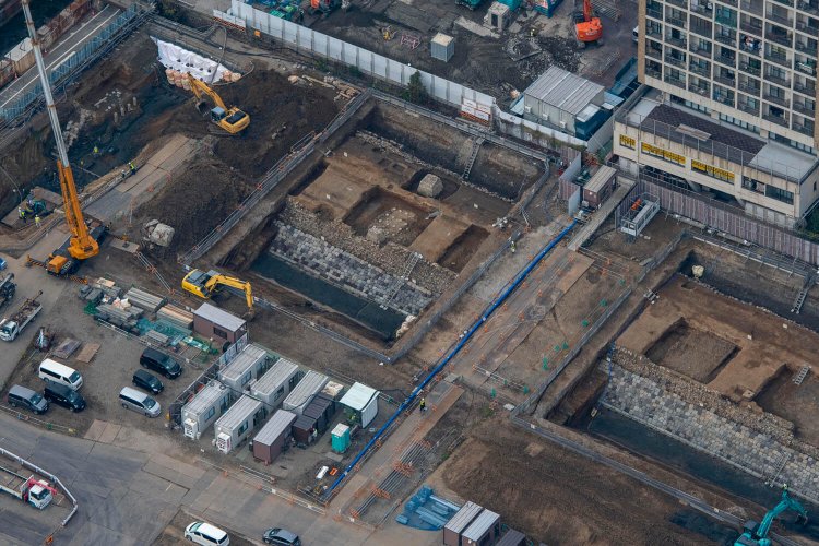 “高輪橋架道橋”の北側に続く築堤石垣。