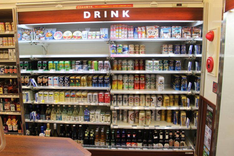 ビールにチューハイ、ワインに日本酒がズラリ。