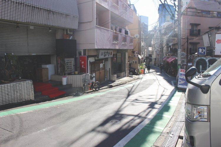 なんてことない道なのに雰囲気がある。