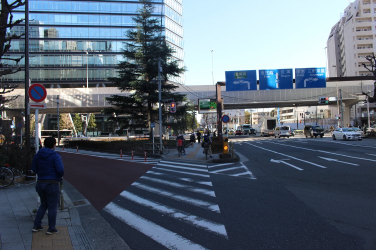 車が行き交う玉川通りと旧山手通りの交差点。