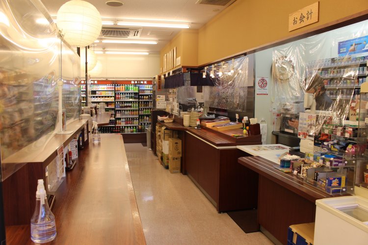 奥の厨房で商品を受け取って、レジで精算する。セルフうどん店で多いスタイル。