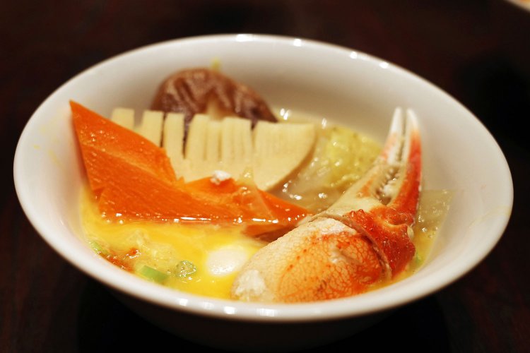 鍋の第2部は鳥だしのスープを投入、カニやタケノコを煮込む。