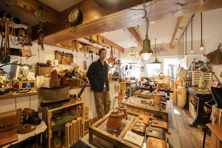 店主の久保田大喜さんは独学でレザークラフトを習得。敬愛する古き良き時代の雰囲気が店造りに活きている。