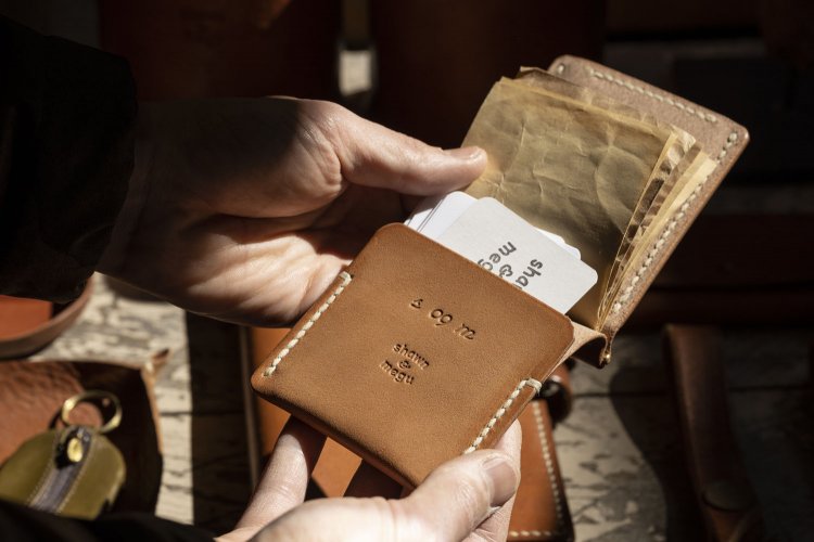 マネークリップはカードもたっぷり収まる。