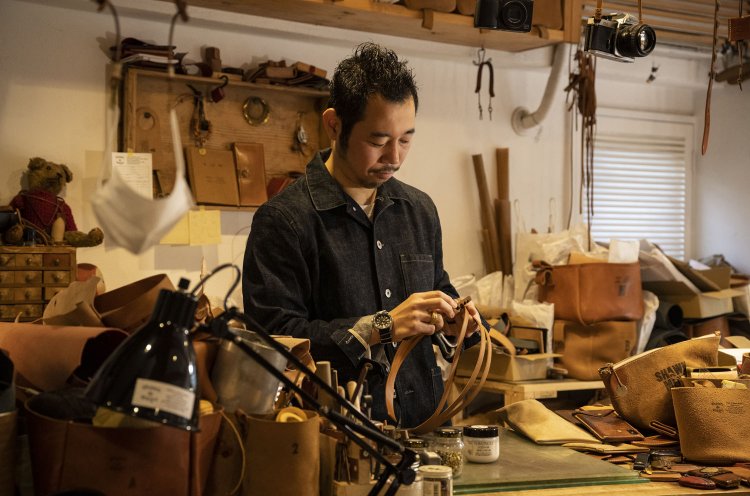 店は工房を兼ねる。