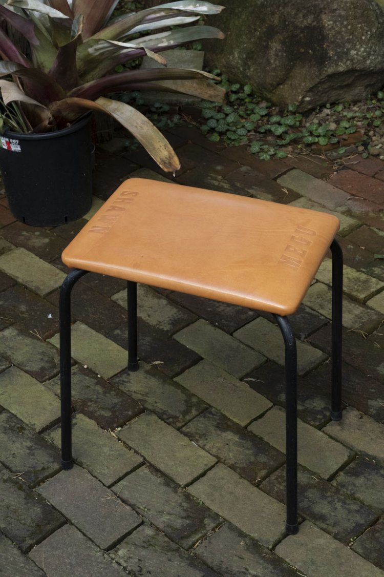 表に大型活字を打ち込んだスツール5万5000円。