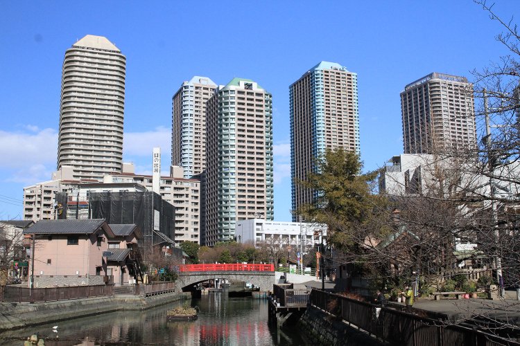 下町風景と運河の向こうにタワマンを望む、佃を象徴する風景。左から2番目が「スカイライトタワー」、3番目が「シティフロントタワー」。