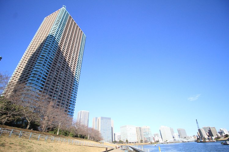大川端リバーシティ21地区最北にある「センチュリーパークタワー」。この地区では最高層の54階建てで、北西・北東を隅田川に面しており眺望抜群！