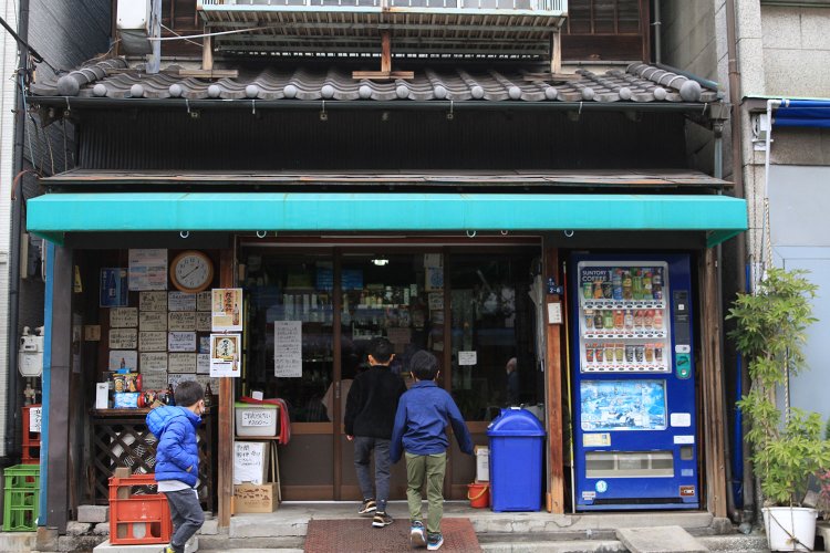 酒屋の駄菓子売り場に菓子を買いに走る子供たち。令和の時代に、昭和風情が残る佃。