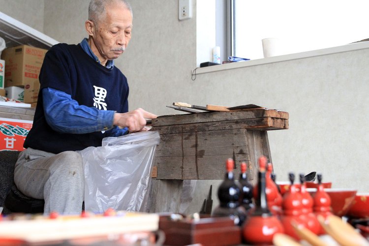 『漆芸中島』の中島泰英さんは伝統工芸士。江戸八角箸の仕上げの磨きをする姿が粋。