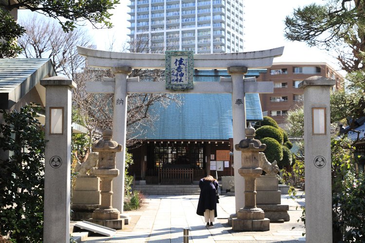 海上安全、渡航安全の守護神として信仰を集めてきた住吉神社。朝から地元の人々が参拝に訪れる。