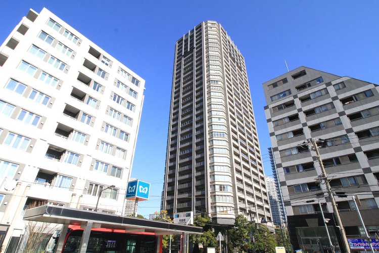 月島駅6番出口から徒歩すぐの「ライオンズタワー月島」（写真中央）は32階建て。