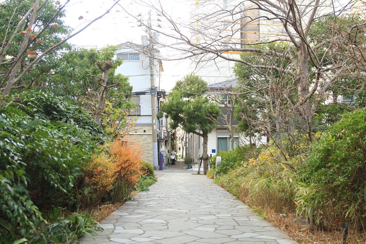 「ライオンズタワー月島」の敷地には、かつてあった路地をイメージした小道を再生。敷地外の路地と連続性を持たせているのが分かる。