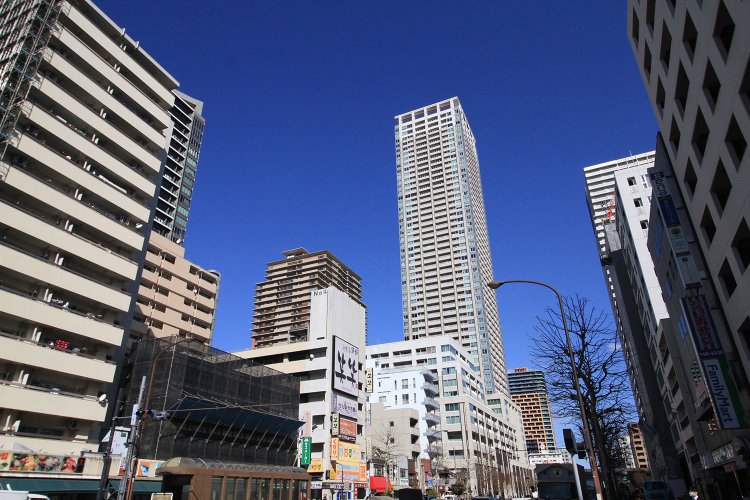 「キャピタルゲートプレイス」（写真中央）の高層部はスリムなタワー形状、コーナー部分はガラスを採用。周囲への圧迫感を軽減している。