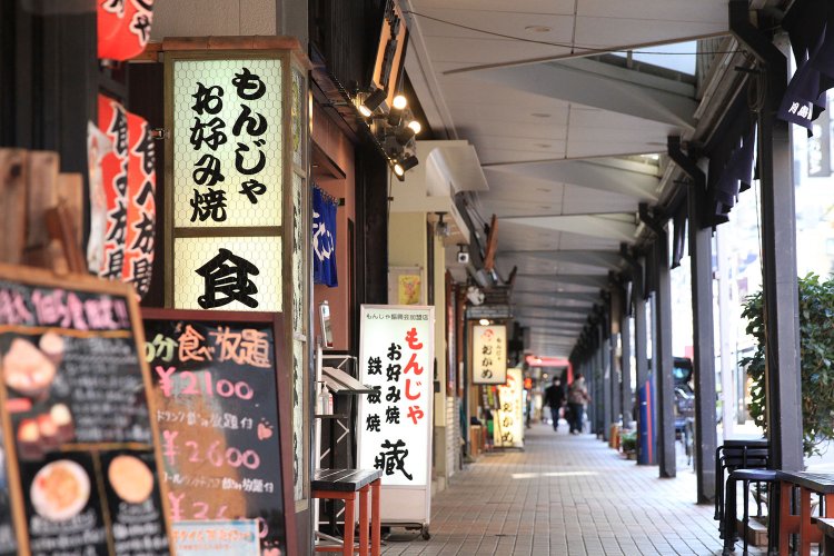 約500mの通り両側に、もんじゃ屋が軒を連ねる月島もんじゃストリート。壱番街から四番街まで区画分けされている。