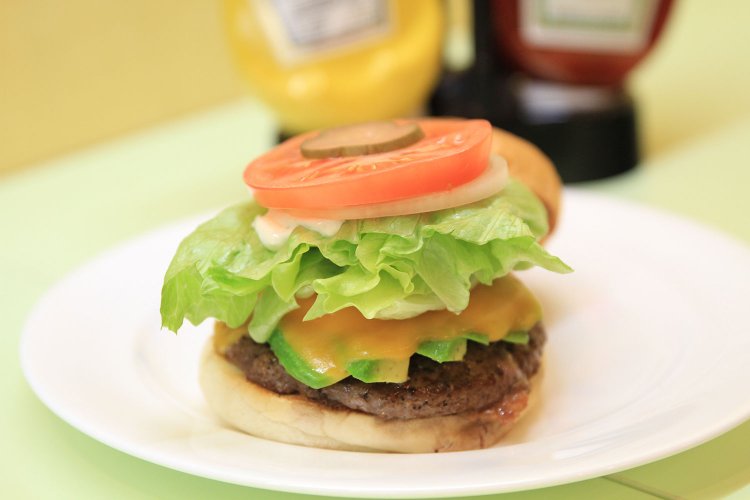 『ふるさと』の3代目が手掛けるアボカドチーズバーガー1200円。