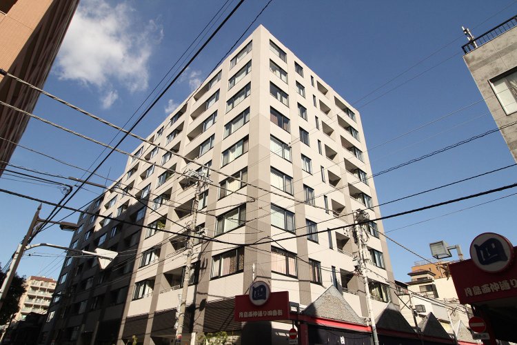 全122戸の大規模マンション「THEパームス月島ルナガーデン」。竹の緑鮮やかな9層吹抜けのムーンコートなど共用部分が充実。