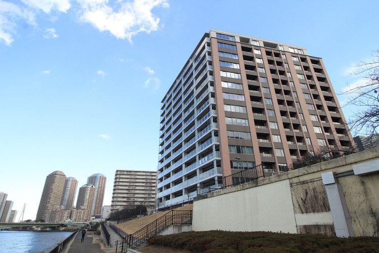 春は桜、夏は花火など隅田川沿いの四季の移ろいを感じられる「Brillia WELLITH月島」。月島三丁目児童遊園が隣接する。