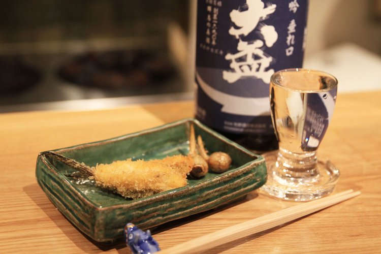 初めて『さか月』を訪ねるなら、まずはお試し3品1500円を。例えばメゴチのフライなど旬の食材のうまみを引き出した三品を味わえる。